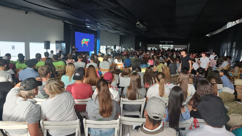 Charlas, folklore y carne argentina